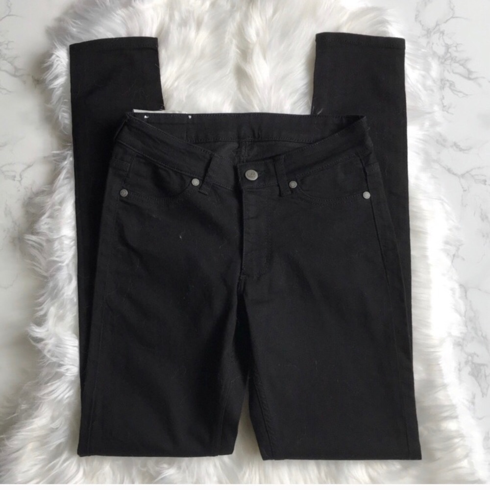 ❗️SOLD❗️Black skinny jeans. Marked 26/27